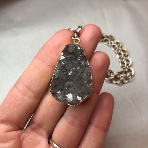 Jewelry - Genuine quartz Geode goldtone necklace